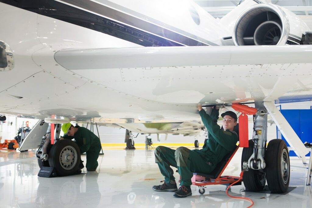 Tredun ilmailualan opiskelija lentokoneen korjaustöissä