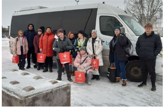 Tredun opiskelijoita Tredu-pakettiauton edessä.